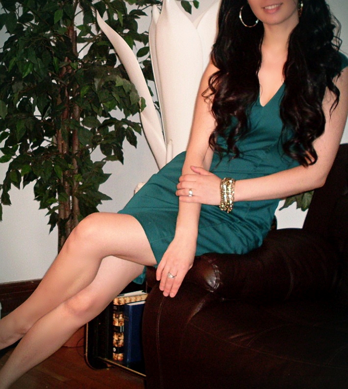 elegant green dress Jennifer Kaya Canadian fashion blogger