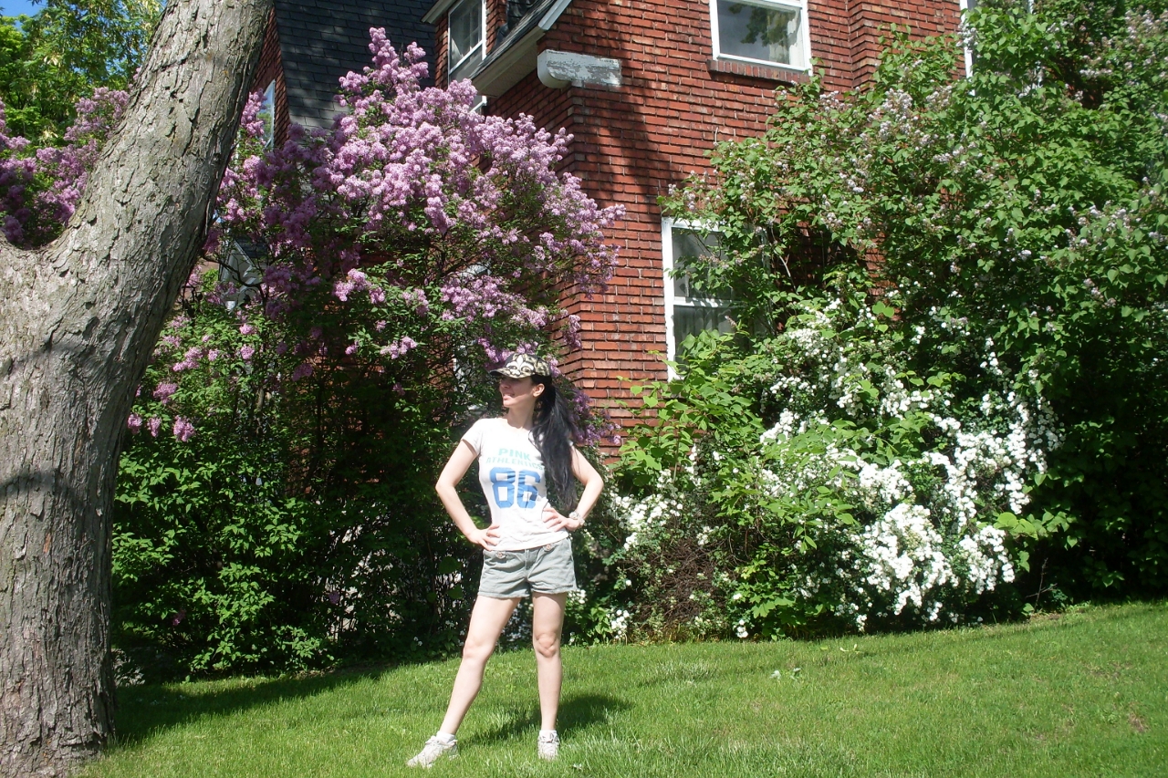 Sporty Summer Outfit: Shorts & T-shirt