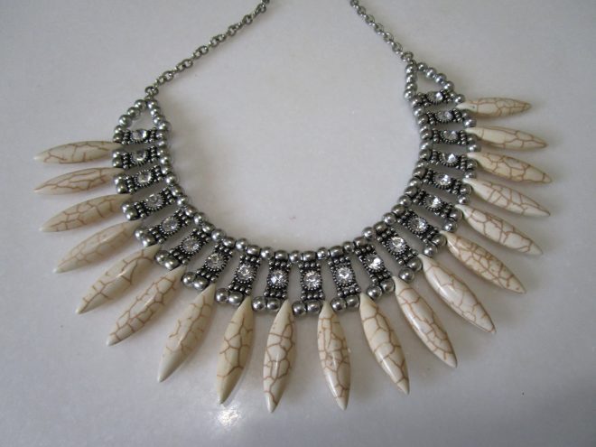 Women's Metallic Necklace With Stone Beads