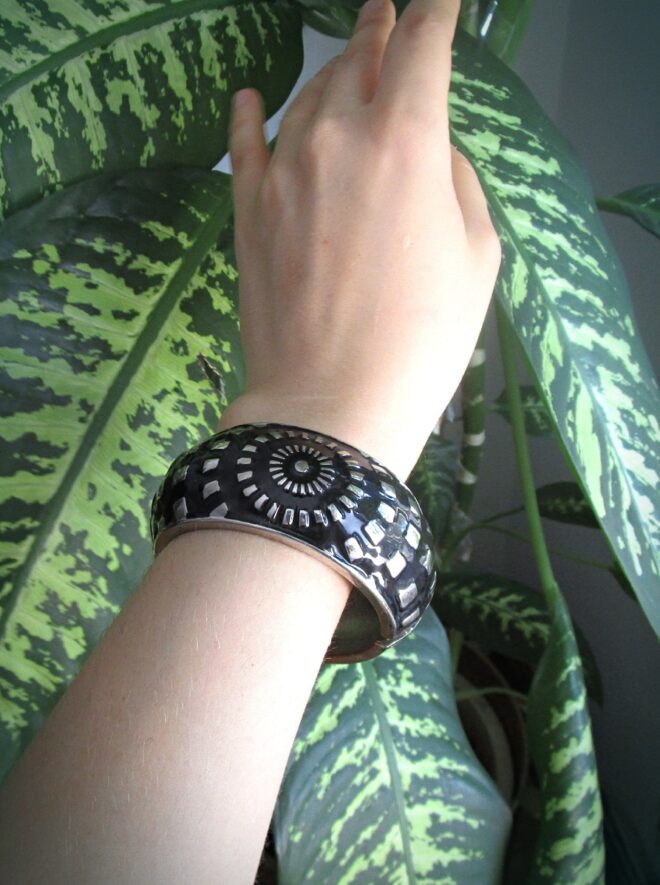 Elegant Black and Metal Combo Bracelet With Unique Flowers Design