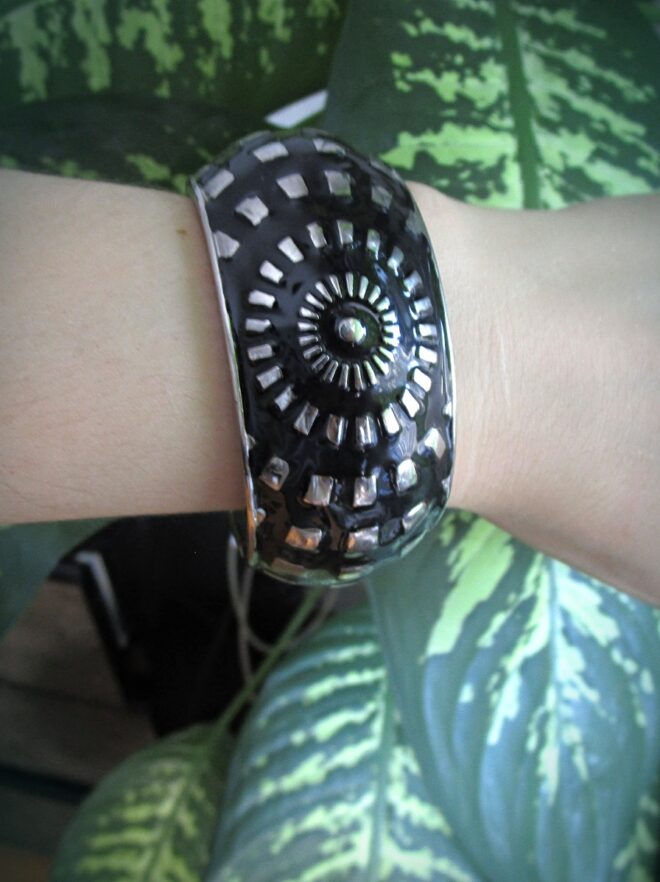 Elegant Black and Metal Combo Bracelet With Unique Flowers Design